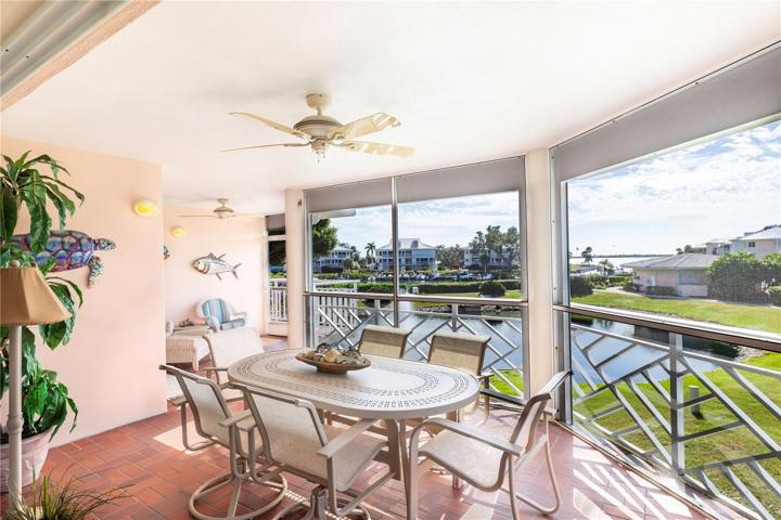 Come home to your waterside lanai.