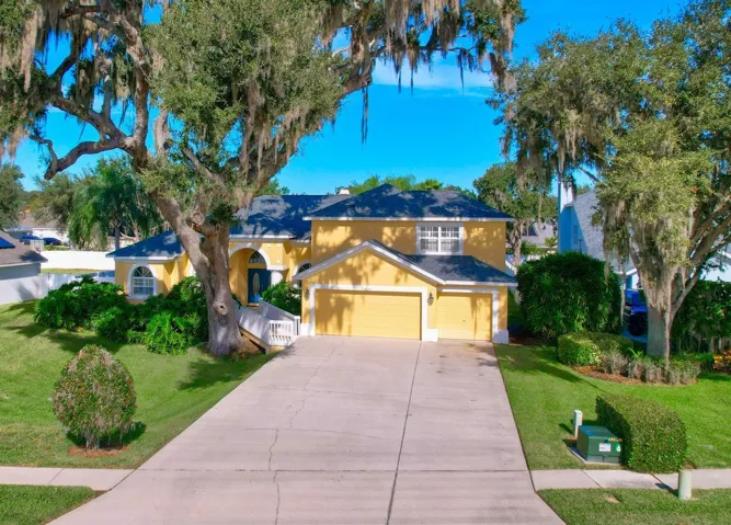 Huge driveway can hold 9+ cars