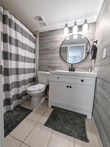Primary Bathroom En-suite Shower/Tub