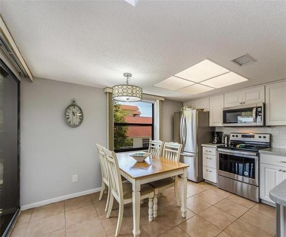 Kitchen & Dining