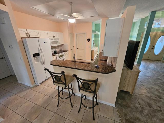 Kitchen with breakfast bar