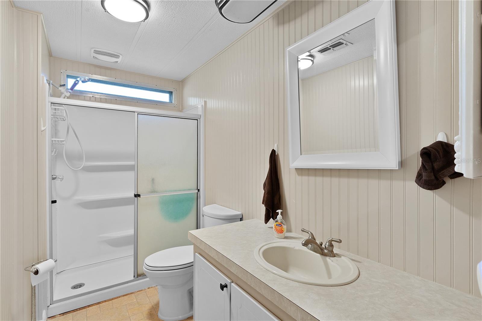 Hall Bath w/shower