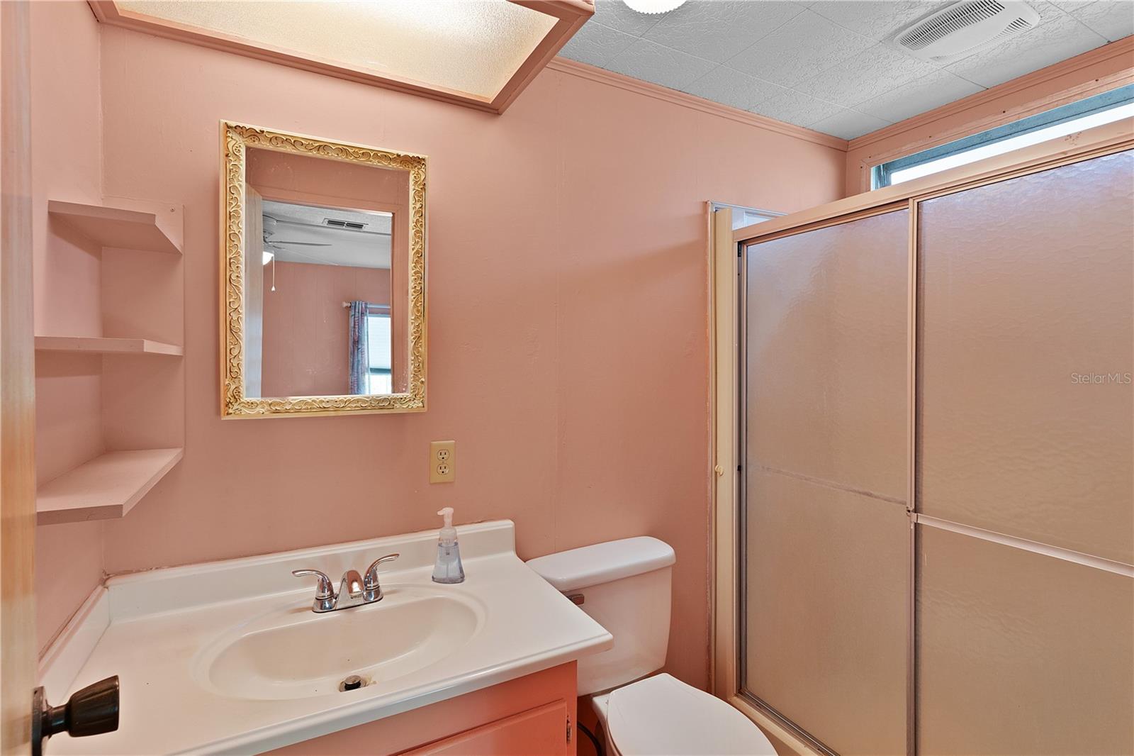 En-Suite Bath w/shower