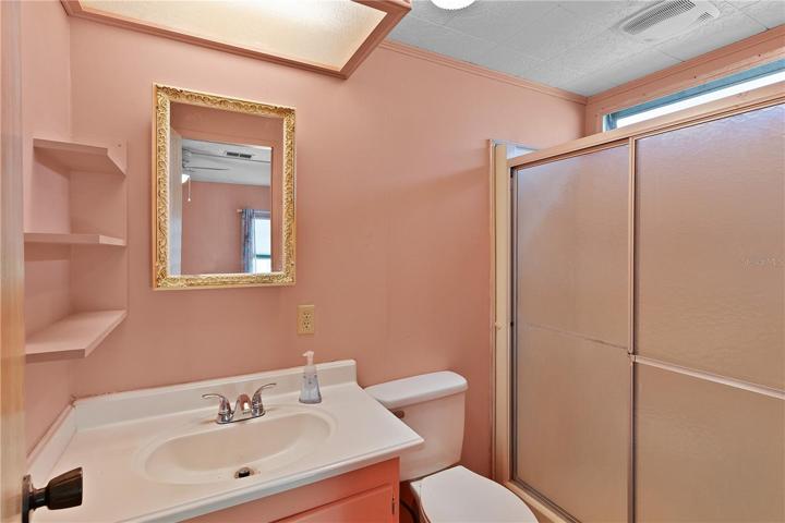 En-Suite Bath w/shower