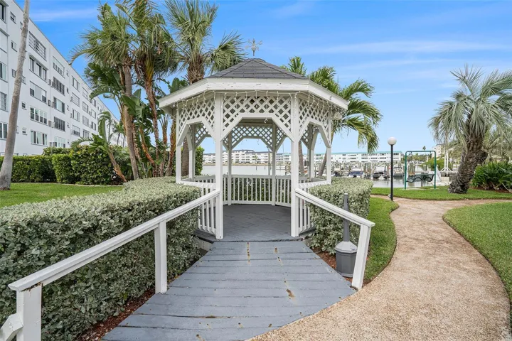 Lovely gazebo right on the water!