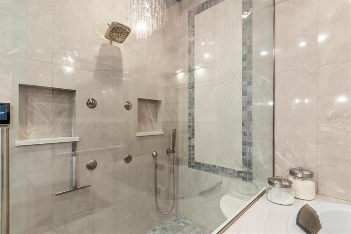 Four wall mounted shower jets for a personalized experience