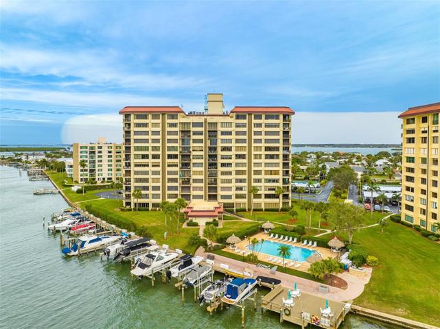 Enjoy living on the water with all the amenities!