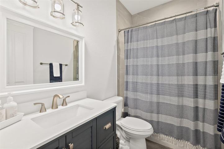 Full Bathroom w/Tub & Shower Combo off 2nd Floor Landing