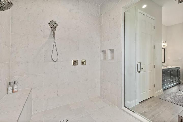 Large Walk-in Shower & Steam Room