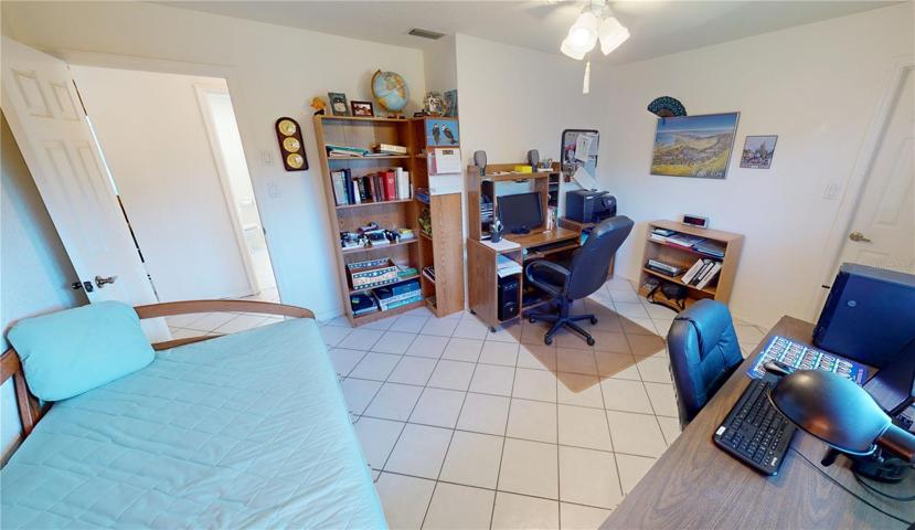 Guest bedroom, with walk-in closet