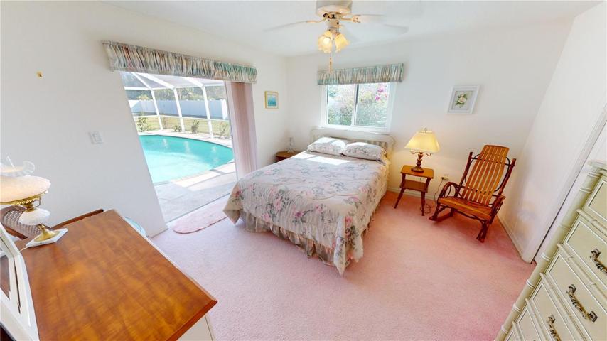 Guest bedroom, with walk-in closet