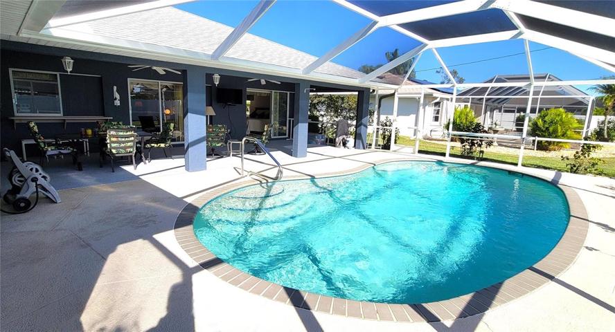 Screened pool enclosure