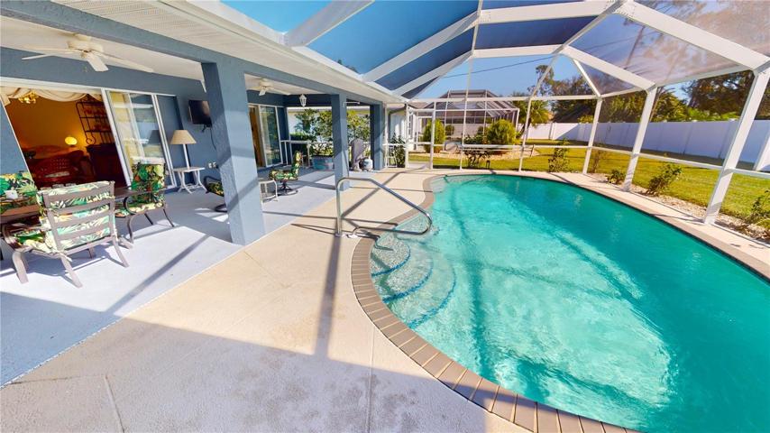 Screened pool enclosure