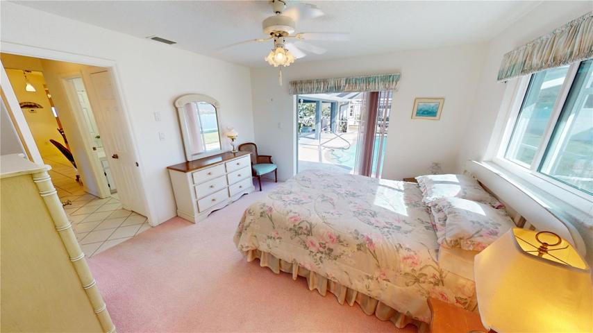 Guest bedroom, with walk-in closet