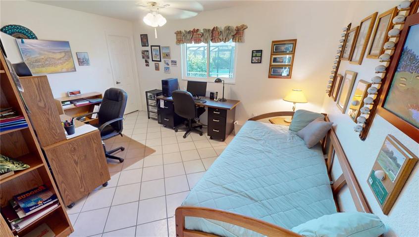 Guest bedroom, with walk-in closet