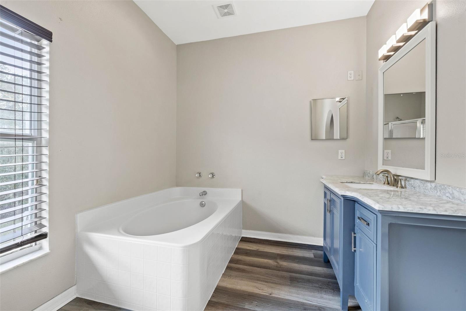 En Suite Bathroom Tub