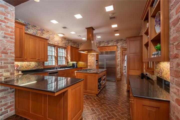 A large kitchen.