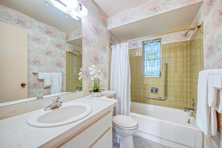 Hall bathroom with tub/shower & updated window~