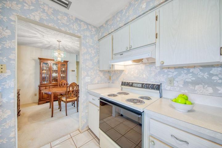 Cabinets & appliances in good condition~