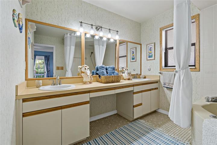 DOUBLE SINK VANITY IN THE PRIMARY BATHROOM!