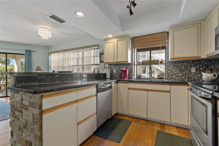 FULLY EQUIPPED KITCHEN!