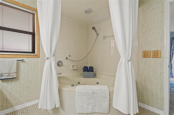 HUGE JACUZZI AND SHOWER IN THE PRIMARY BATH!