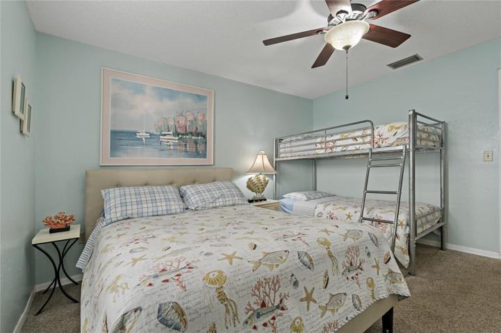GREAT SET UP IN THE GUEST BEDROOM ~ PERFECT FOR A FULL FAMILY!