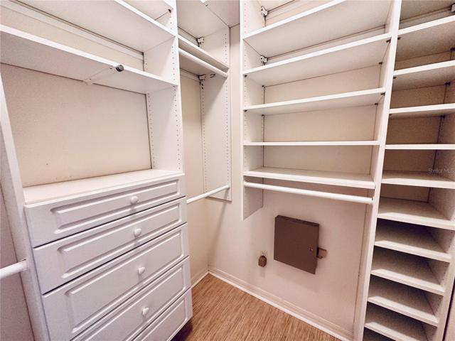 WALK IN CLOSET