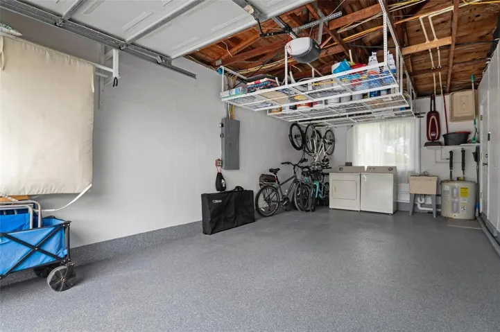 Garage with washer/dryer hookups