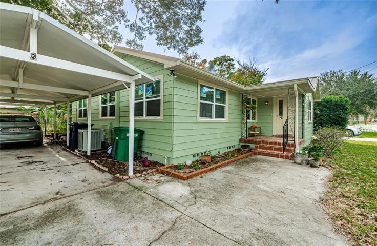 Carport/front/side/entrance