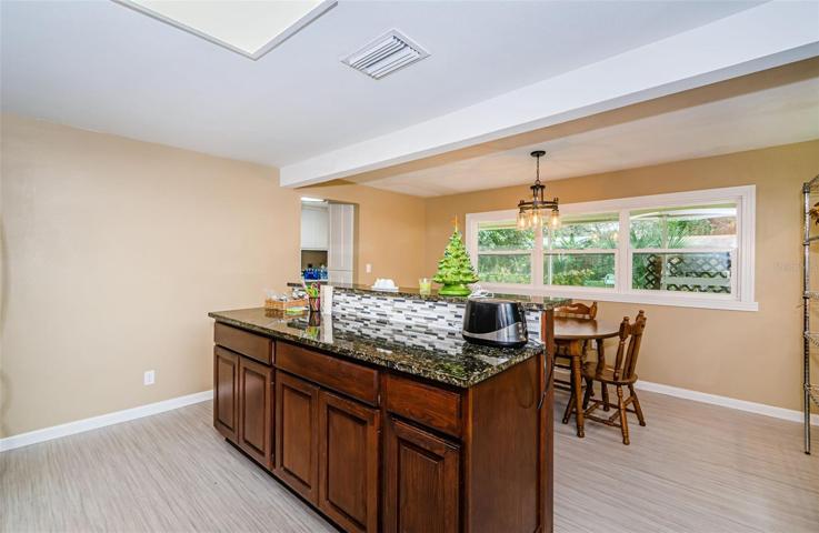 Island/breakfast bar/dinning room
