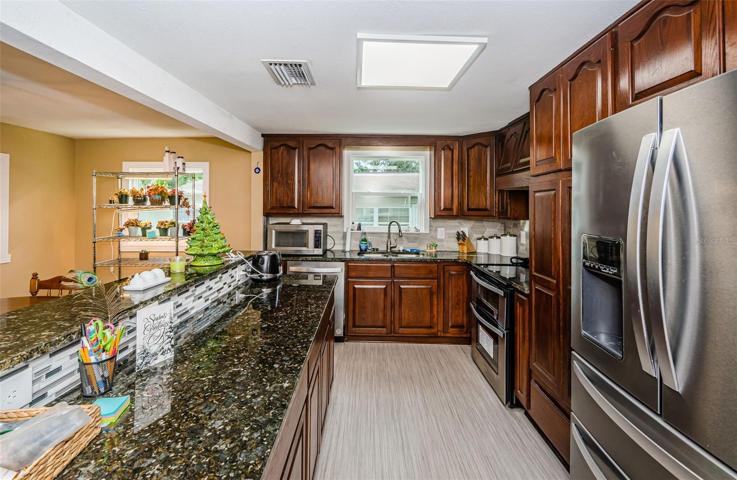 Island/breakfast bar/kitchen