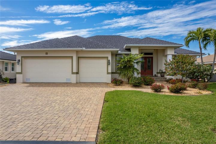 3 CAR GARAGE/PAVER DRIVE/NEW METAL TILE ROOF