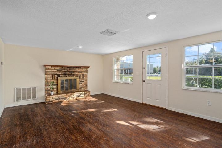 Living room/fireplace