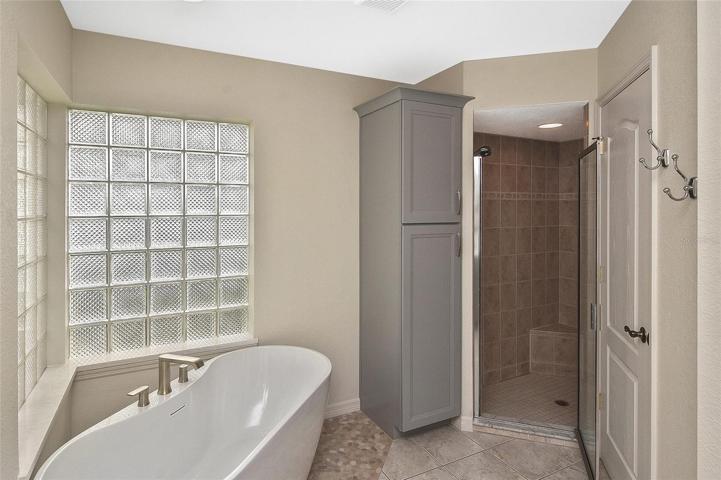 BEAUTIFUL SOAKER TUB
