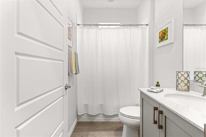 Hall/Guest Back w/Tub