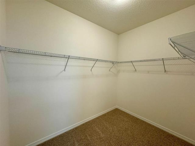 WALK IN CLOSET