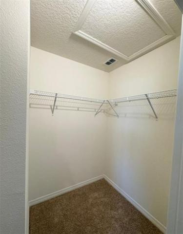 WALK IN CLOSET