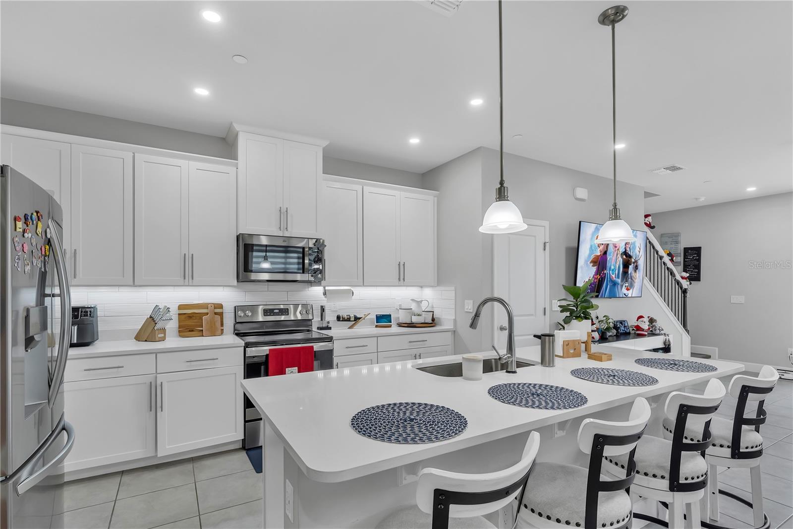 LUXURY KITCHEN, 42" CABINETS, QUARTZ COUNTERS, UNDER CABINETS LEDS