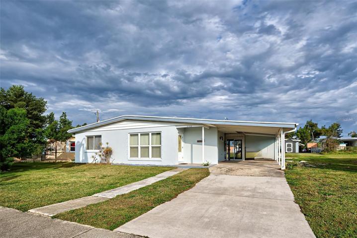 Front view of this Florida style home.