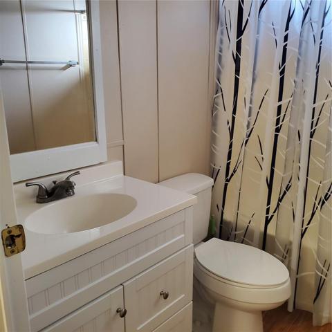 Guest bathroom with tub/shower
