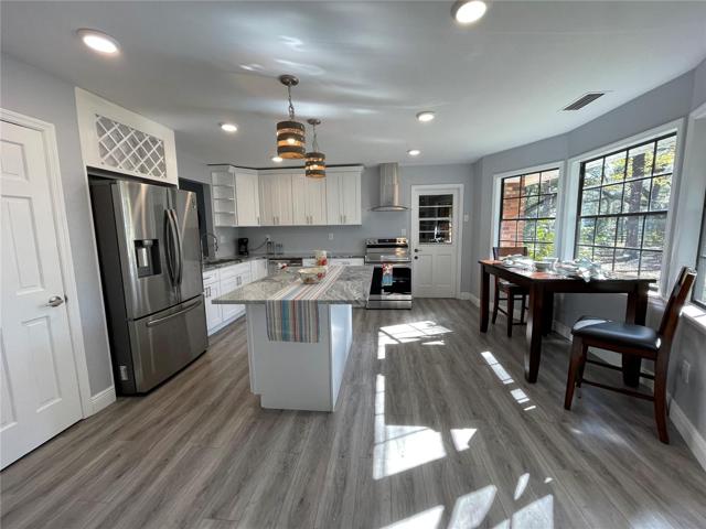 Welcoming Kitchen, Granite Counters, Wood Cabs