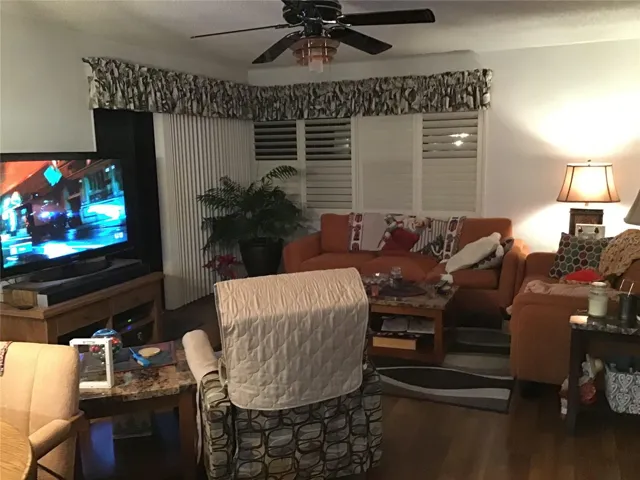 LIVING/DINING COMBO AREA