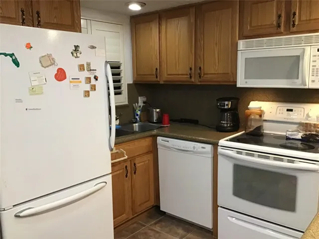 KITCHEN WITH QUARTZ COUNTERTOPS