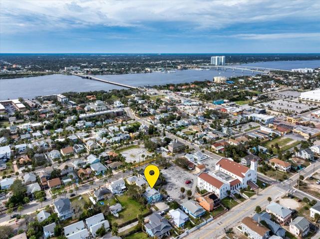 Easy access in all directions to restaurants, shops and water!