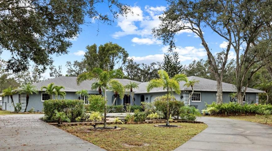 Welcoming circular entrance to Large Florida estate home w horses allowed. 5 miles to beach!