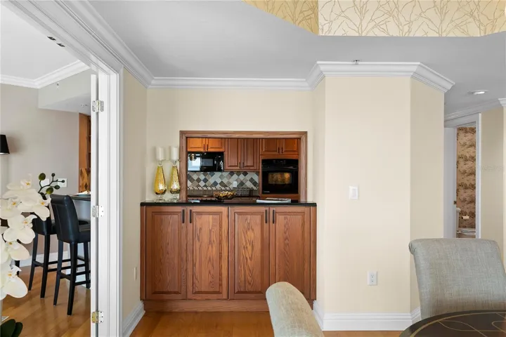 The kitchen has an opening so that you can talk with those sitting at the dining table