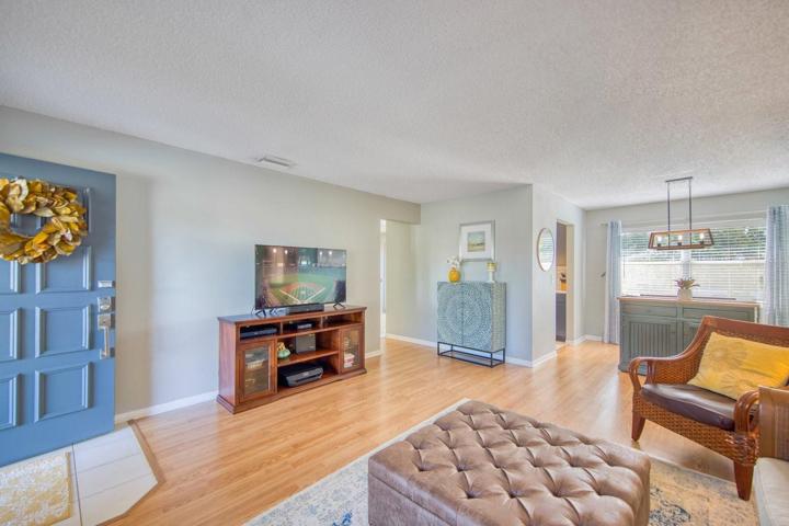 Quality wood laminate & tile flooring throughout~