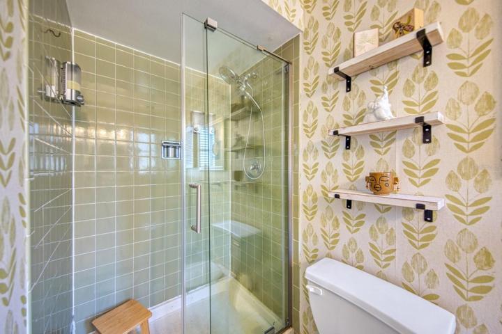 Step in shower with sturdy glass doors~
