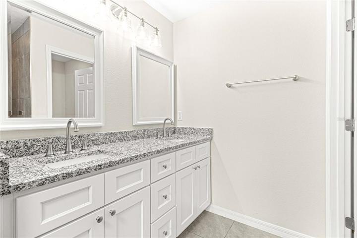 Owners Suite dual granite countertops, decoratie mirrors etc
